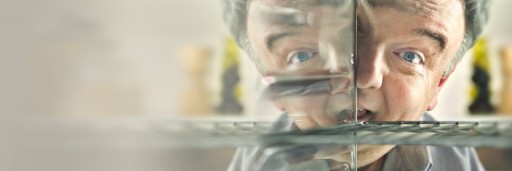 Hombre mirando en un horno con reflejo