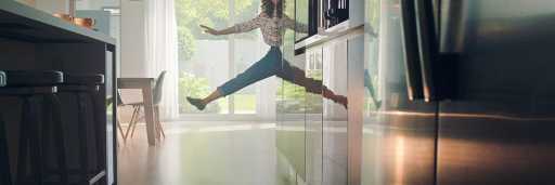 Mujer saltando en la cocina