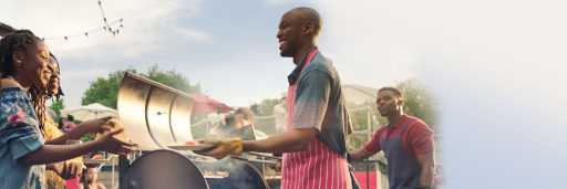 Gente haciendo una barbacoa